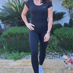 Macacão costas abertas. Por que essa combinação é tão usada em roupas fitness? Excelente elasticidade e liberdade de movimento O elastano pode esticar muito sem quebrar e depois voltar ao formato inicial — isso dá mobilidade total ao corpo, ótimo para qualquer tipo de movimento. Ajuste que abraça o corpo A mistura cria um tecido justo, confortável e que “acompanha” teu corpo — sem ficar largo ou deformado Leve, respirável e que seca rápido