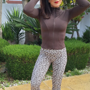 Casaco castanho com fecho para desporto. Composição de tecido excelente para desporto - Toque mais macio - Mais conforto na pele - Boa respirabilidade - Mais resistência ao uso e lavagens - Ajuda na secagem rápida - Mantém a estrutura da peça - Boa elasticidade  -Ajuste ao corpo sem ser excessivamente compressivo - Liberdade de movimento Ideal para a prática de diferentes tipos de desporto ✔️ Ginásio ✔️ Corrida ✔️ Funcional ✔️ Yoga / Pilates ✔️ Treinos de média intensidade Peça com bom ajuste, conforto e mobilidade, sem ficar extremamente compressiva.