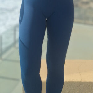 Leggings. Composição de tecido excelente para desporto - Toque mais macio - Mais conforto na pele - Boa respirabilidade - Mais resistência ao uso e lavagens - Ajuda na secagem rápida - Mantém a estrutura da peça - Boa elasticidade -Ajuste ao corpo sem ser excessivamente compressivo - Liberdade de movimento Ideal para a prática de diferentes tipos de desporto ✔️ Ginásio ✔️ Corrida ✔️ Funcional ✔️ Yoga / Pilates ✔️ Treinos de média intensidade Peça com bom ajuste, conforto e mobilidade, sem ficar extremamente compressiva.