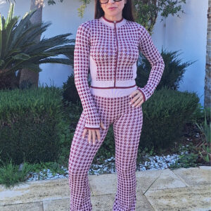 Conjunto casaco e calças flare. Composição de tecido excelente para desporto - Toque mais macio - Mais conforto na pele - Boa respirabilidade - Mais resistência ao uso e lavagens - Ajuda na secagem rápida - Mantém a estrutura da peça - Boa elasticidade  -Ajuste ao corpo sem ser excessivamente compressivo - Liberdade de movimento Ideal para a prática de diferentes tipos de desporto ✔️ Ginásio ✔️ Corrida ✔️ Funcional ✔️ Yoga / Pilates ✔️ Treinos de média intensidade Peça com bom ajuste, conforto e mobilidade, sem ficar extremamente compressiva.