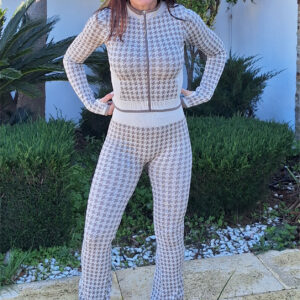 Conjunto casaco e calças flare. Composição de tecido excelente para desporto - Toque mais macio - Mais conforto na pele - Boa respirabilidade - Mais resistência ao uso e lavagens - Ajuda na secagem rápida - Mantém a estrutura da peça - Boa elasticidade  -Ajuste ao corpo sem ser excessivamente compressivo - Liberdade de movimento Ideal para a prática de diferentes tipos de desporto ✔️ Ginásio ✔️ Corrida ✔️ Funcional ✔️ Yoga / Pilates ✔️ Treinos de média intensidade Peça com bom ajuste, conforto e mobilidade, sem ficar extremamente compressiva.